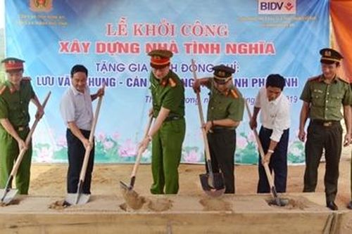 Khởi công xây dựng nhà tình nghĩa tặng gia đình cán bộ khó khăn
