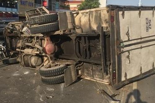 Liên tiếp 2 vụ lật xe khiến nhiều người bị thương