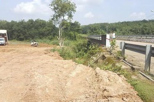 San lấp mặt bằng 'bức tử' cầu và suối