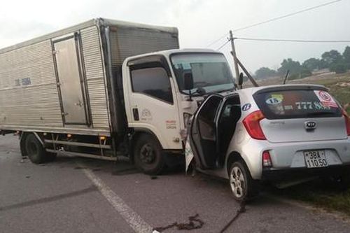 Xe tải đối đầu taxi, 2 người tử vong