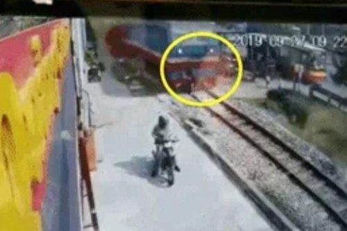 Clip: Cố tình băng qua đường sắt khi tàu hỏa đến gần, nam thanh niên bị đâm chết tại chỗ