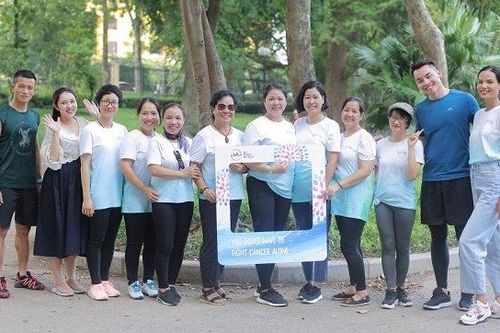 Siêu mẫu Mạnh Khang, người mẫu Tiêu Ngọc Linh hào hứng tham gia hoạt động cùng bệnh nhân ung thư