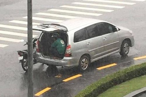 Ô tô 7 chỗ dừng bên góc đường, mở cửa để tài xế xe ôm kịp ngồi trú mưa khiến nhiều người cảm thấy ấm lòng