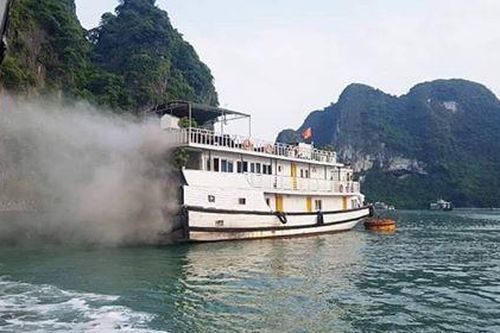 Tàu du lịch bất ngờ bốc cháy ngùn ngụt trên Vịnh Hạ Long