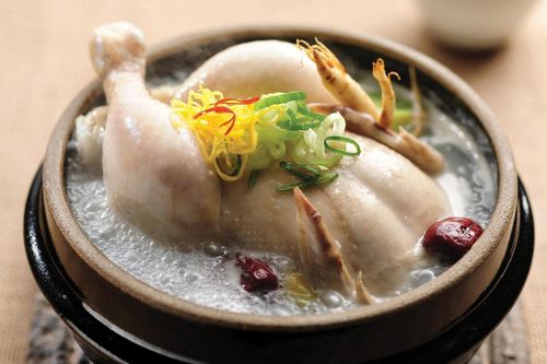 Hầm gà nguyên con kiểu Hàn Quốc với táo tàu, bạch quả