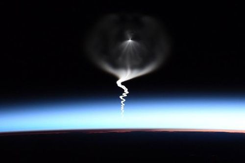 Phi hành gia NASA ngồi từ ISS chụp cảnh bạn thân đang bay vào vũ trụ