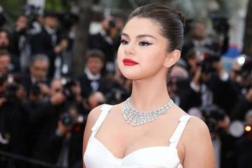 Selena Gomez phải điều trị tâm lý mỗi ngày