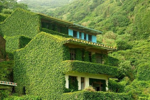 Ngôi làng bỏ hoang hút khách vì đẹp như xứ cổ tích