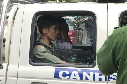 Vụ phó chánh án bị tố 'bắt' trẻ em: Trục xuất 2 người chiếm giữ nhà