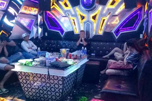 31 thanh niên phê ma túy trong quán karaoke