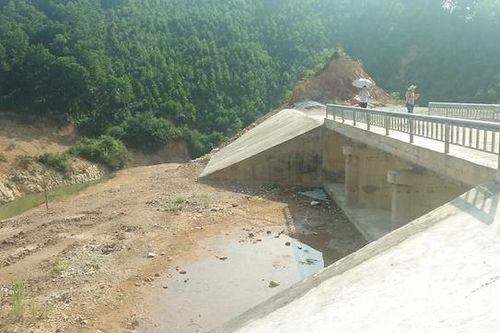 Ruộng đồng hạn hán vì chờ hồ chứa nước xây chưa xong
