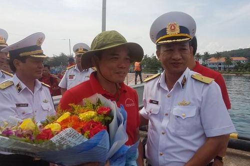 Đoàn đại biểu TPHCM dâng hương Chủ tịch Hồ Chí Minh tại Vùng 5 Hải quân
