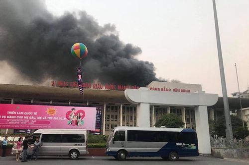 Cháy lớn tại Cung Văn hóa hữu nghị Việt Xô, khói đen bốc cuồn cuộn