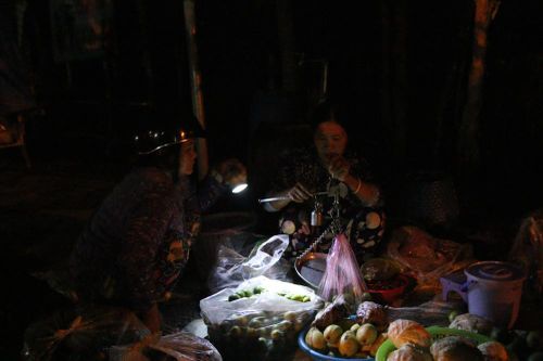 Nửa đêm đi 'chợ ma' giữa vùng nước nổi