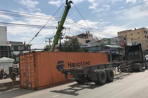 Container tông nhau lật nhào, giao thông ùn tắc nghiêm trọng