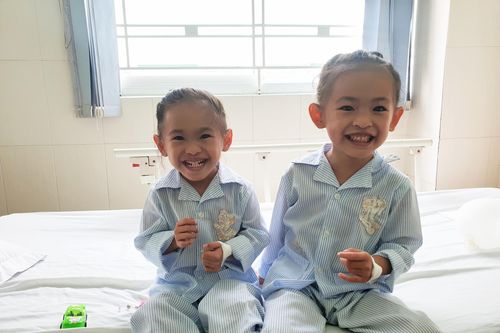Hai bé song sinh được cứu sống nhờ tầm soát bệnh tim miễn phí