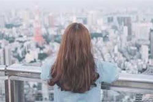 Cô gái trẻ mặc quần tất mỏng tang lộ cả nội y khiến nhiều người đỏ mặt quay đi