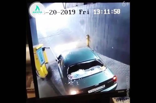 Lỡ cài nhầm số lùi, xe ô tô bị vỡ tan cửa kính