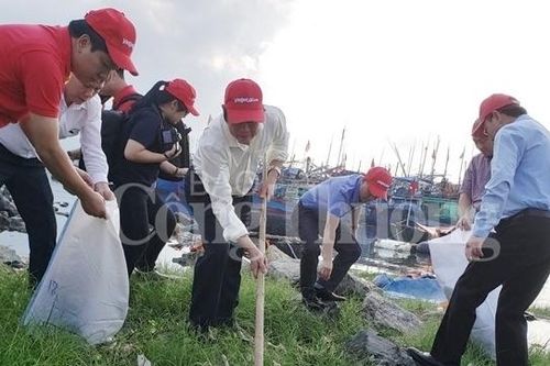 Đà Nẵng: 2.000 người ra quân làm sạch biển