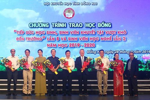 Trao hơn 1,5 tỷ đồng học bổng cho học sinh, sinh viên khuyết tật