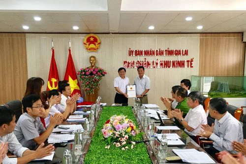 Trao giấy Chứng nhận Đăng ký đầu tư xây dựng khu công nghiệp Nam Pleiku