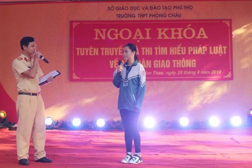 Hơn 1200 học sinh tham gia tìm hiểu pháp luật về trật tự ATGT