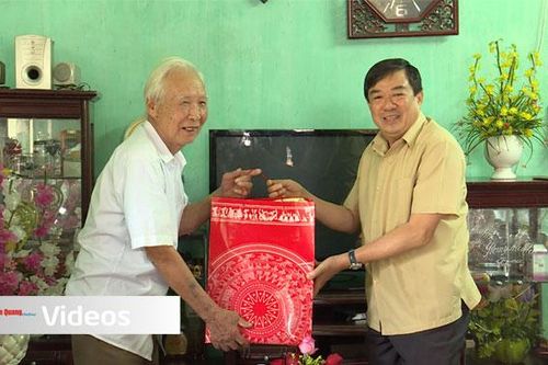 Đồng chí Nguyễn Hồng Thắng, Phó Bí thư Thường trực Tỉnh ủy tặng quà người cao tuổi