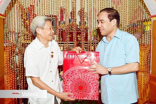 Đồng chí Bí thư Tỉnh ủy Chẩu Văn Lâm thăm và tặng quà người cao tuổi
