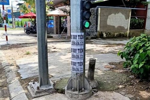 Chính trị - Xã hội Pháp luật - Cuộc sống Thêm một cá nhân dán quảng cáo trái phép trên cột đèn bị phạt 12 triệu đồng