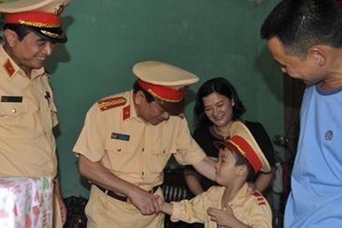 Cuộc hội ngộ bất ngờ của cậu bé mong ước được làm CSGT