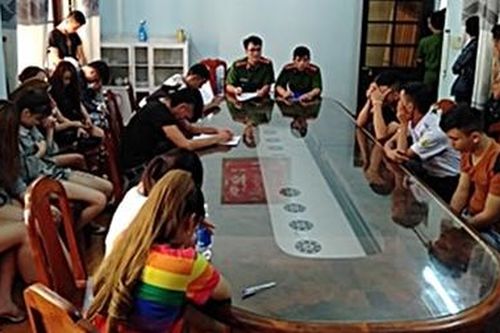 28 khách và nhân viên phê ma túy trong quán karaoke