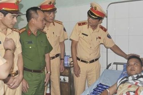Thăm hỏi chiến sỹ CSGT Bắc Giang bị thương khi làm nhiệm vụ
