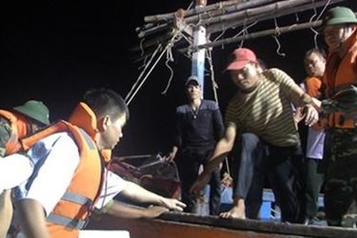 Kịp thời cứu sống 7 ngư dân gặp nạn trên biển