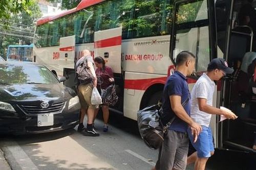Hà Nội - xe khách trá hình lập 'bến cóc': Treo biển 'xe hợp đồng'vô tư đón khách trong phố