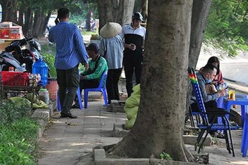 Gai mắt với cảnh bờ hồ Linh Đàm bị 'bủa vây'