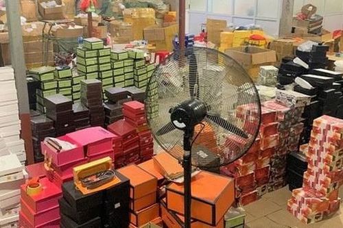 Phát hiện kho hàng chứa toàn túi hàng hiệu không nguồn gốc xuất xứ ở Hải Phòng