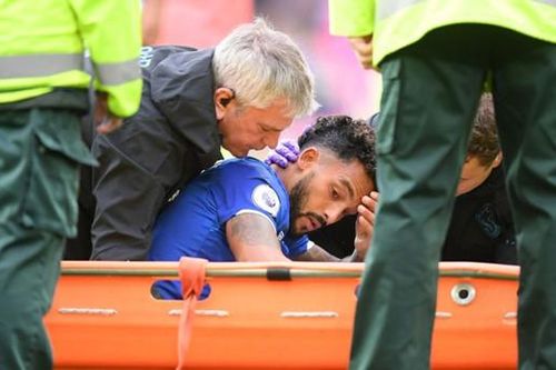 Sao Everton rời sân bằng cáng sau một phút thi đấu