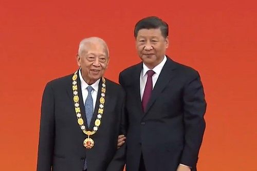 Trung Quốc trao huân chương cho cựu trưởng đặc khu Hong Kong đầu tiên