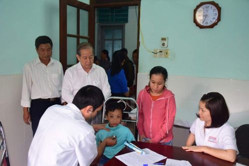 Chủ tịch UBND tỉnh cùng bác sĩ đi khám bệnh cho người nghèo biên giới
