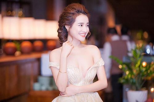 Ham diện váy cúp ngực, Nhã Phương để lộ vòng 1 'lúc đầy, lúc vơi'