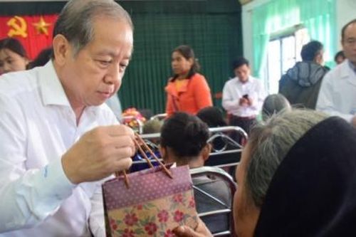 Bệnh viện TW Huế cùng Đoàn Đại biểu Quốc hội tỉnh đến khám và tặng quà cho bà con huyện A Lưới