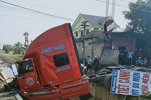 Xe đầu kéo mất lái 'bay' qua kênh thủy lợi