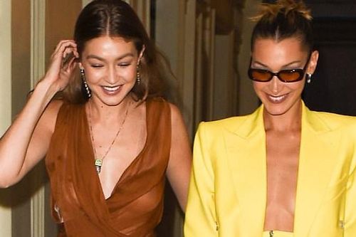 Bella Hadid phanh áo 'thả rông' vòng một, đọ dáng với chị gái ở Paris