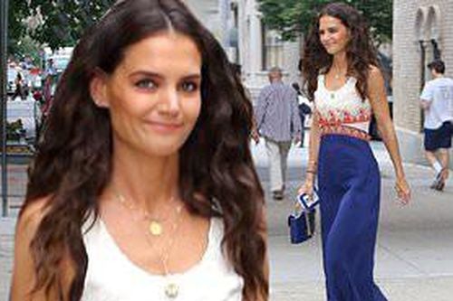 Katie Holmes lại khiến fans sửng sốt khi trẻ trung như đôi mươi trên phố