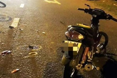 Xe máy đối đầu trong đêm, 3 người thương vong