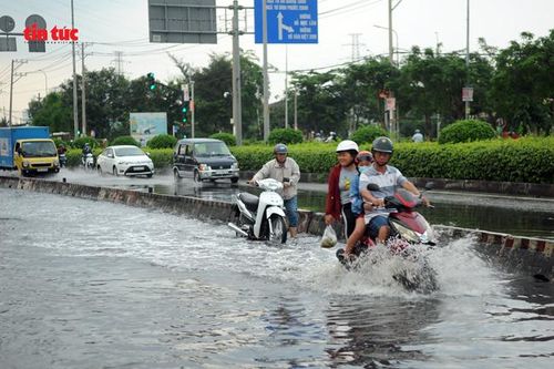 Triều cường dâng cao tới 1,7m, người dân bì bõm lội từ ngoài đường đến vào trong nhà