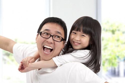 Con gái nhỏ 'kéo' bố thoát khỏi bê tha