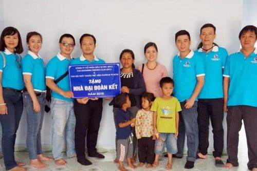 Tặng nhà Đại đoàn kết cho mẹ đơn thân ở Kon Tum
