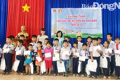 Tặng học bổng cho học sinh nghèo xã vùng sâu Thanh Sơn