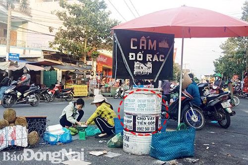 Trụ 'quảng cáo' cho vay tiền trả góp